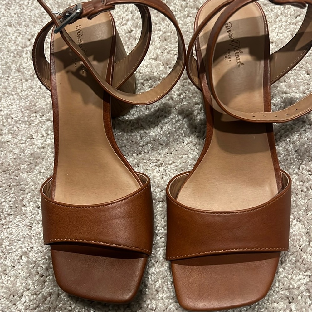Brown sandal with block heel, size 6, lightly worn but in great condition